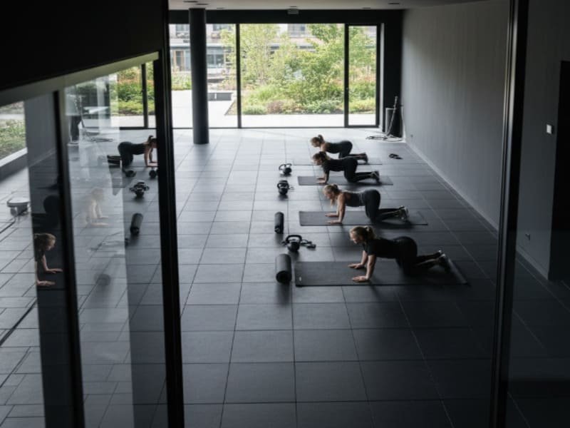 Изображение, показывающее маятниковое испытательное устройство для измерения COF на резиновых безопасных полах для оценки тяги